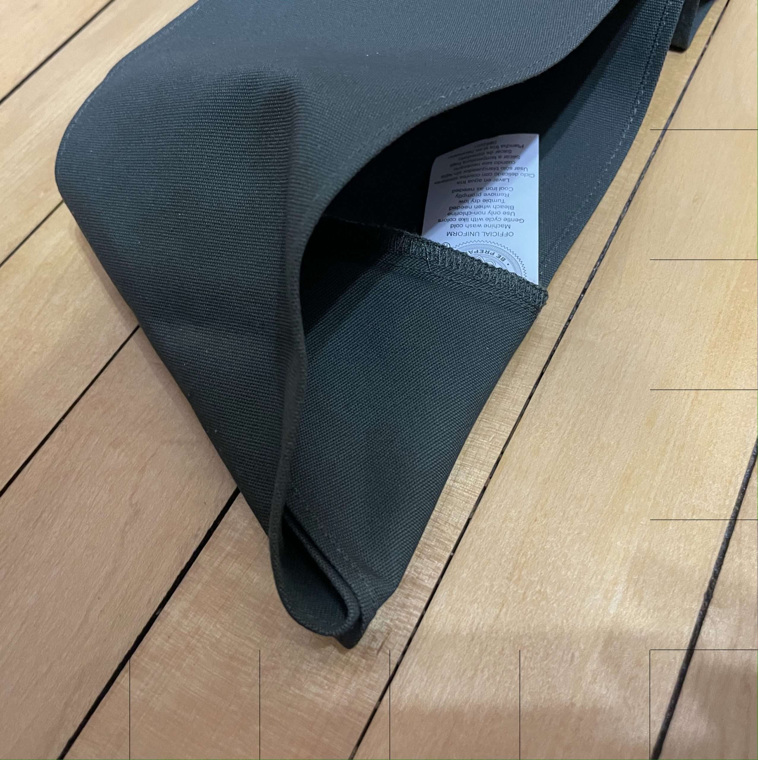 The extra tail tucked inside the sash